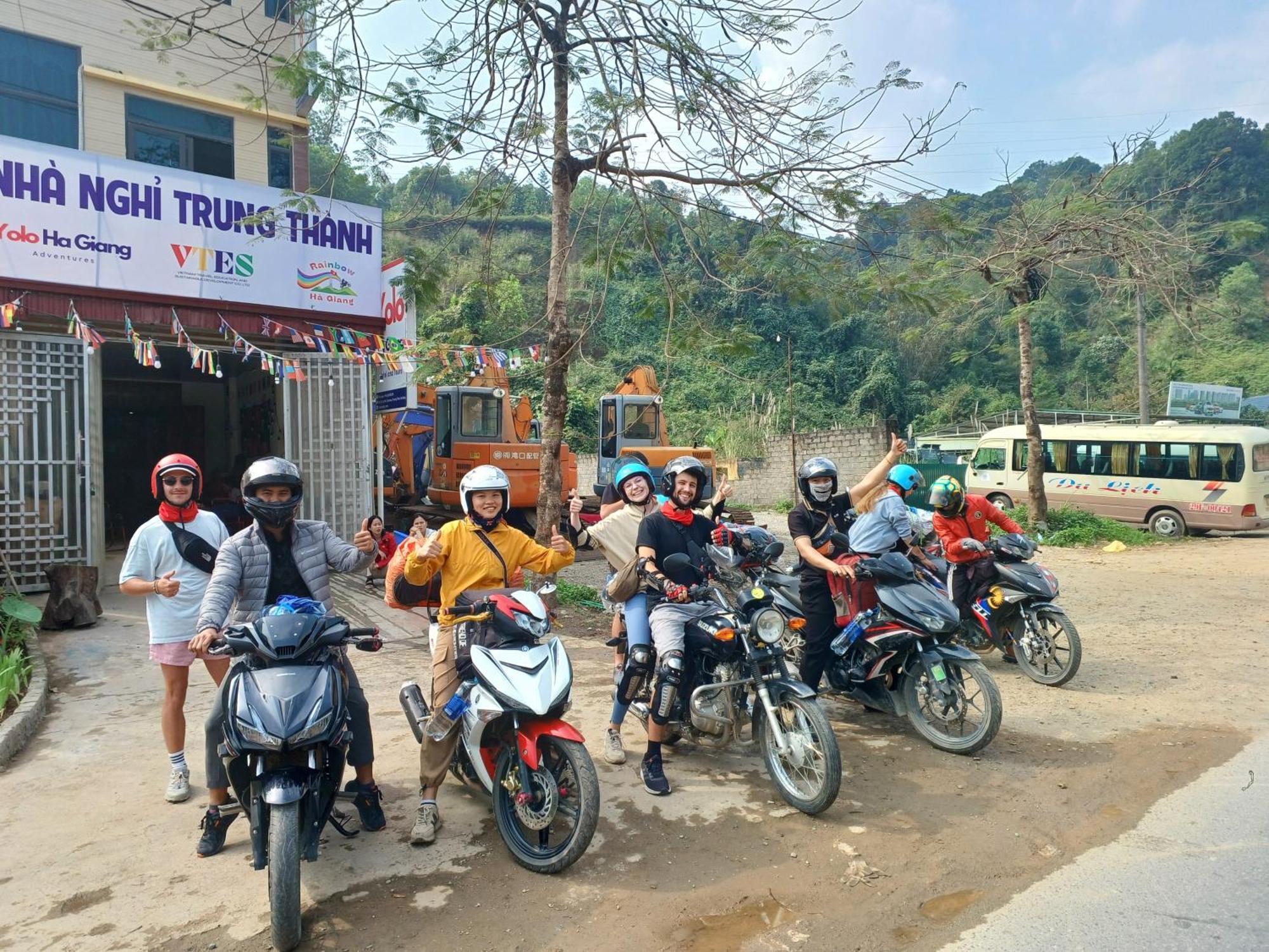 Yolo Ha Giang Adventures, Motorbike And Loop Tours Hotel Ngoại thất bức ảnh