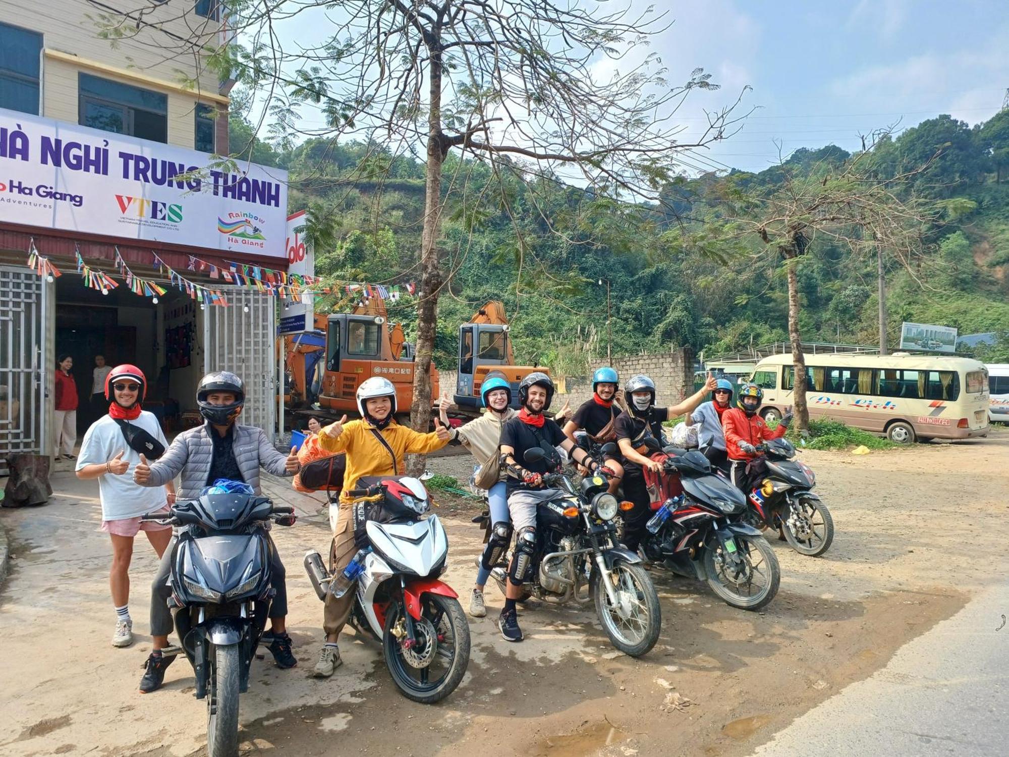 Yolo Ha Giang Adventures, Motorbike And Loop Tours Hotel Ngoại thất bức ảnh